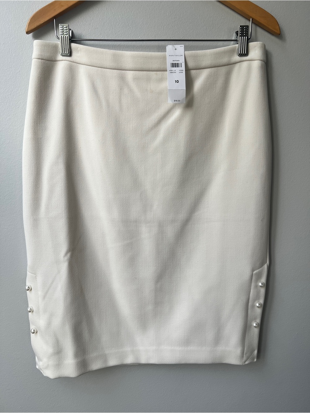 ANN TAYLOR Ivory Straight Pencil Skirt Pearl Button Accent Size 10 NWT